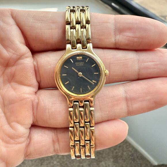 Vintage Ladies Seiko 1N00-0A99 BLACK Dial 22mm Gold Tone Dainty Stainless Watch - Picture 2 of 9